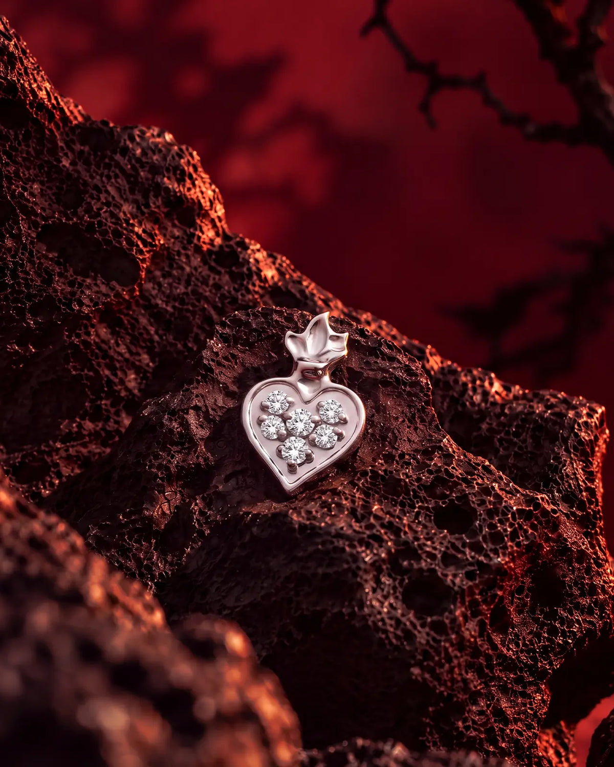 Orecchino flatback con cuore coronato e pavé