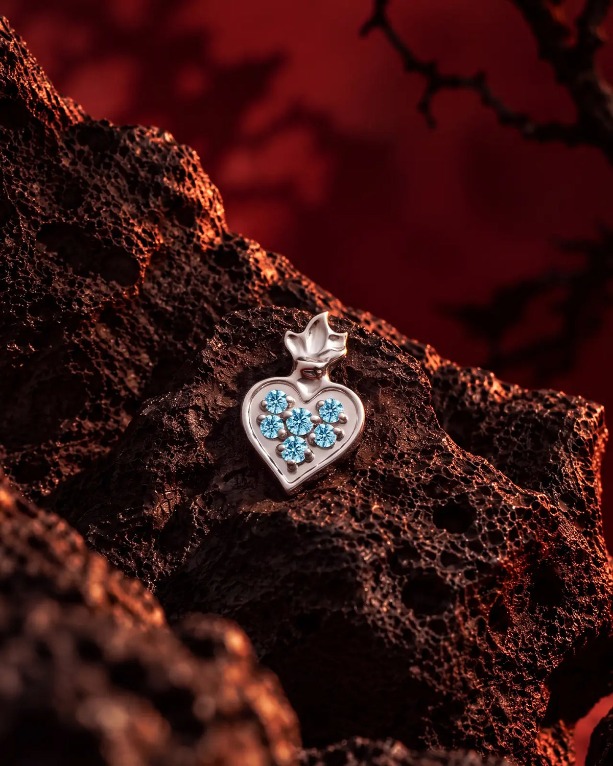 Orecchino flatback con cuore coronato e pavé