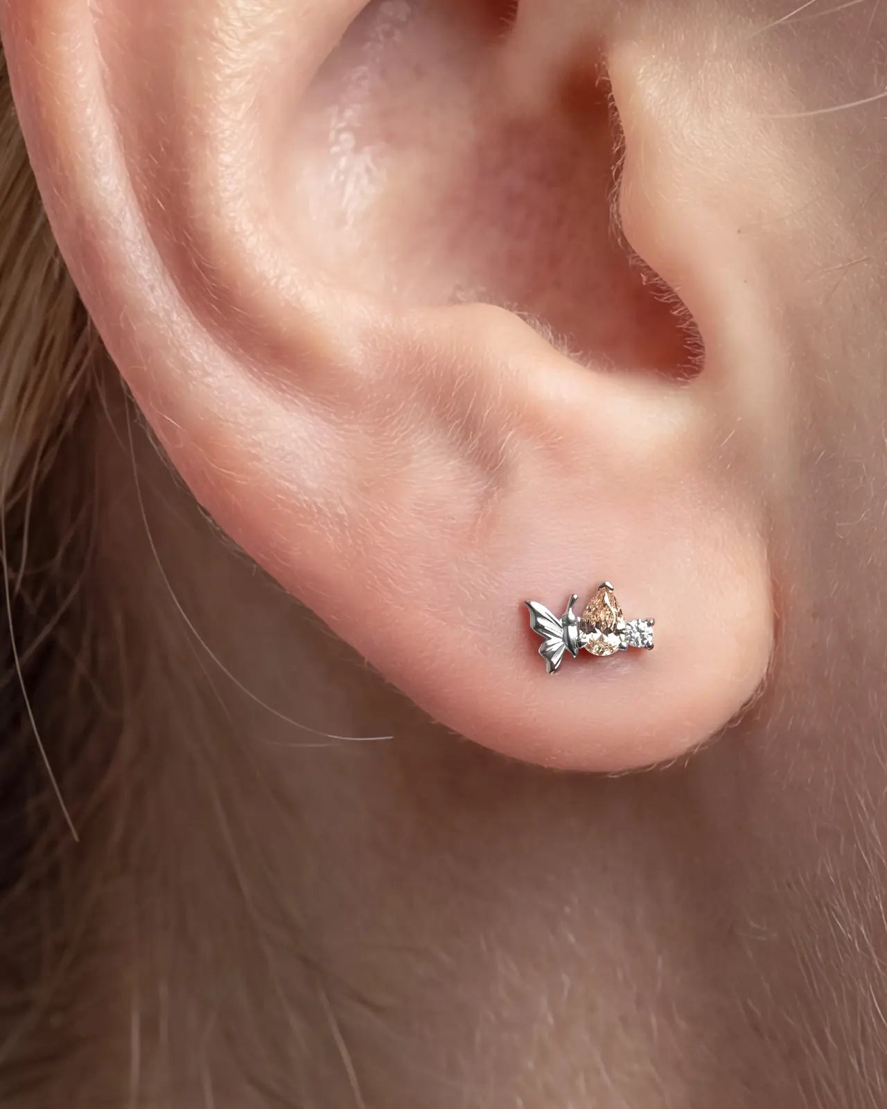 Schmetterlings-Ohrstecker mit Zirkonia im Tropfenschliff