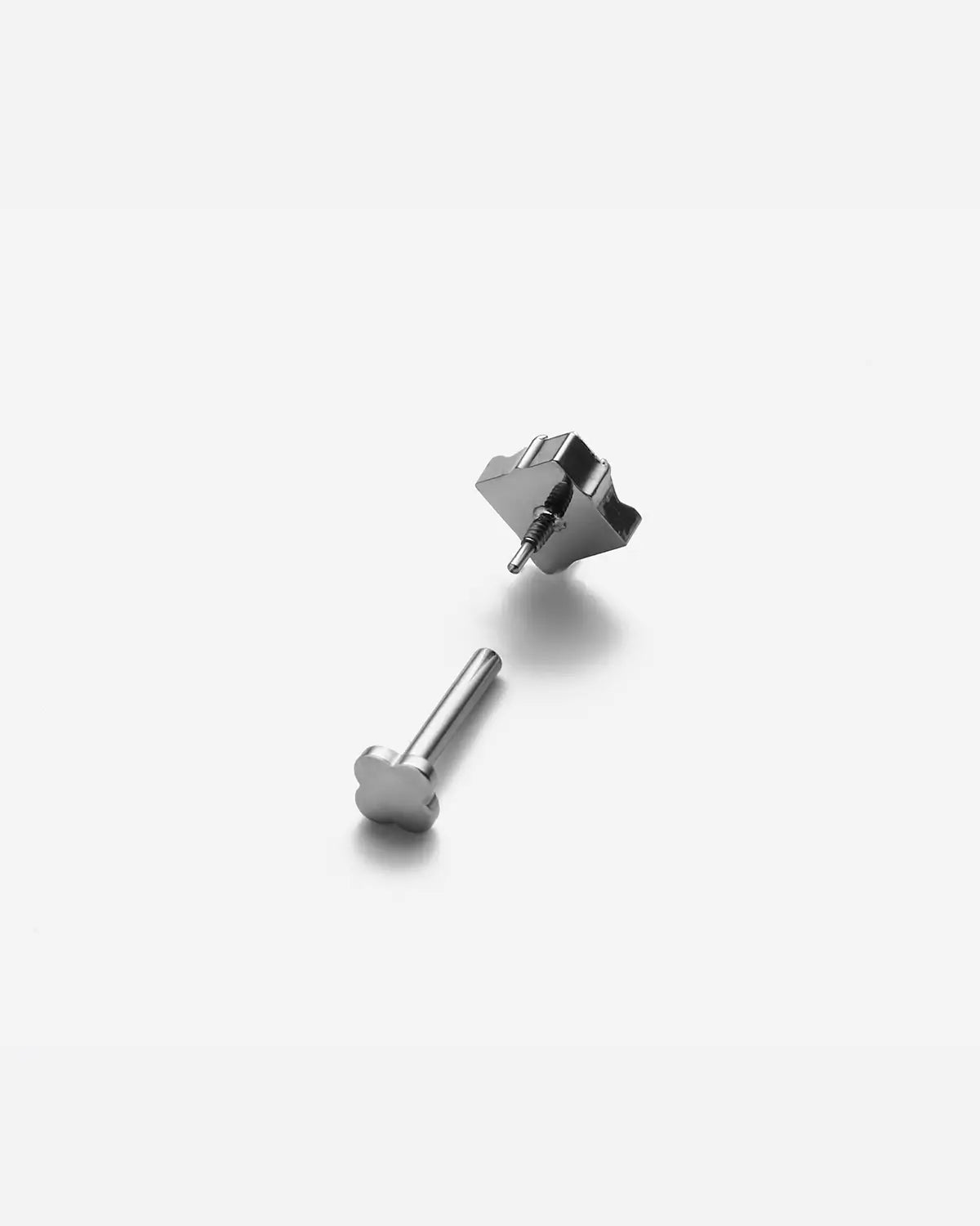 Geometrischer quadratischer Tropfen-Ohrstecker mit flacher Rückseite