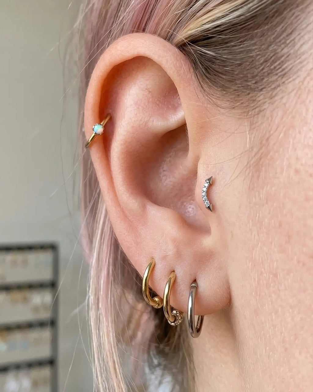 Ohrstecker mit halbmondförmigen Zinken und flacher Rückseite