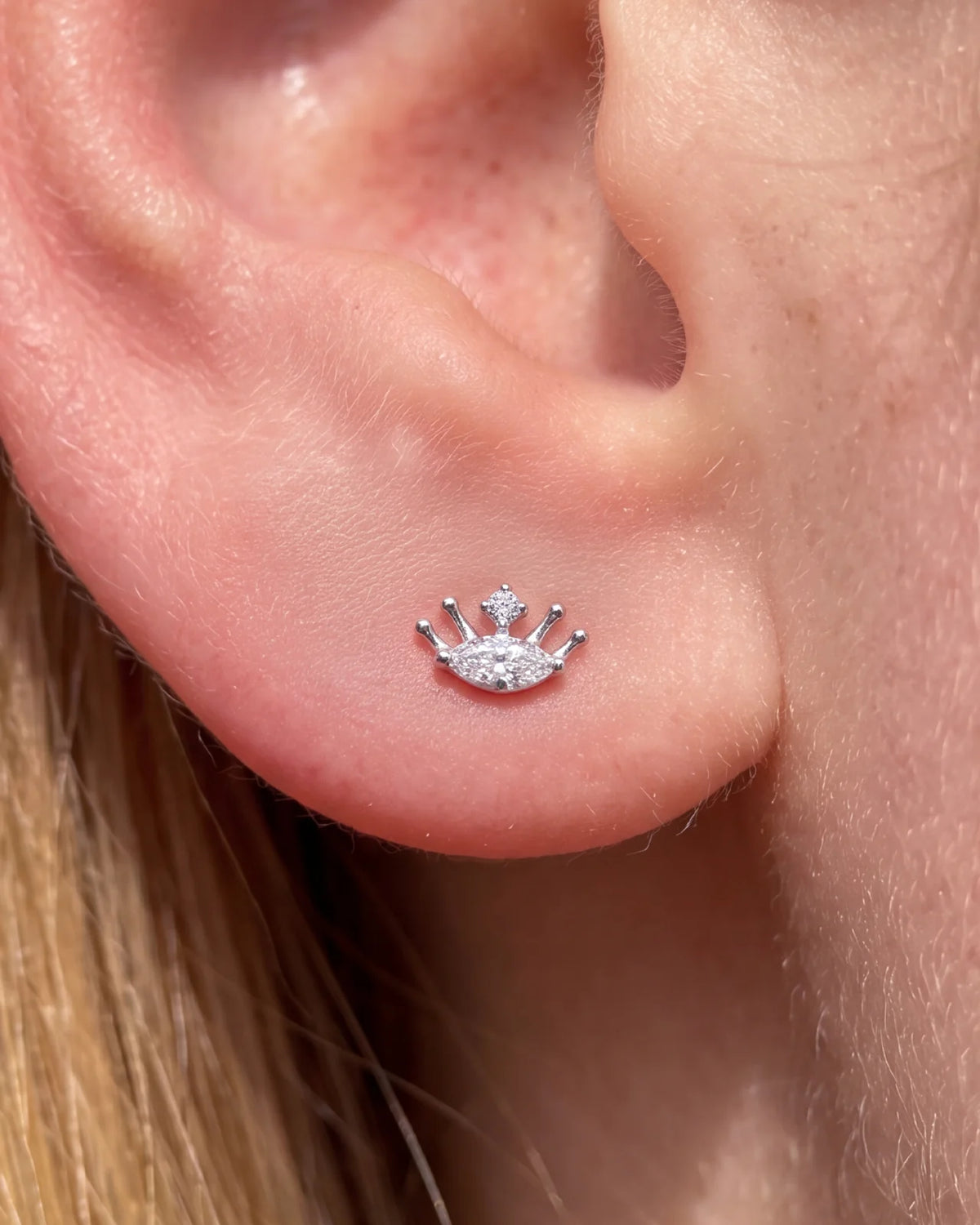 Dream Gaze Flatback Stud Silver Crystal Clear - lobe styling