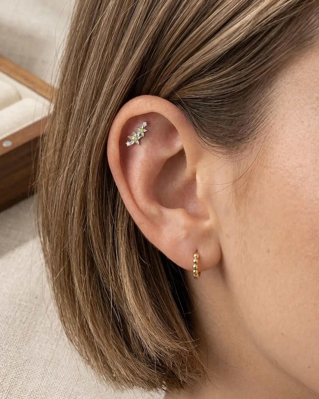 Kaskadierender floraler Zirkonia-Flatback-Stecker