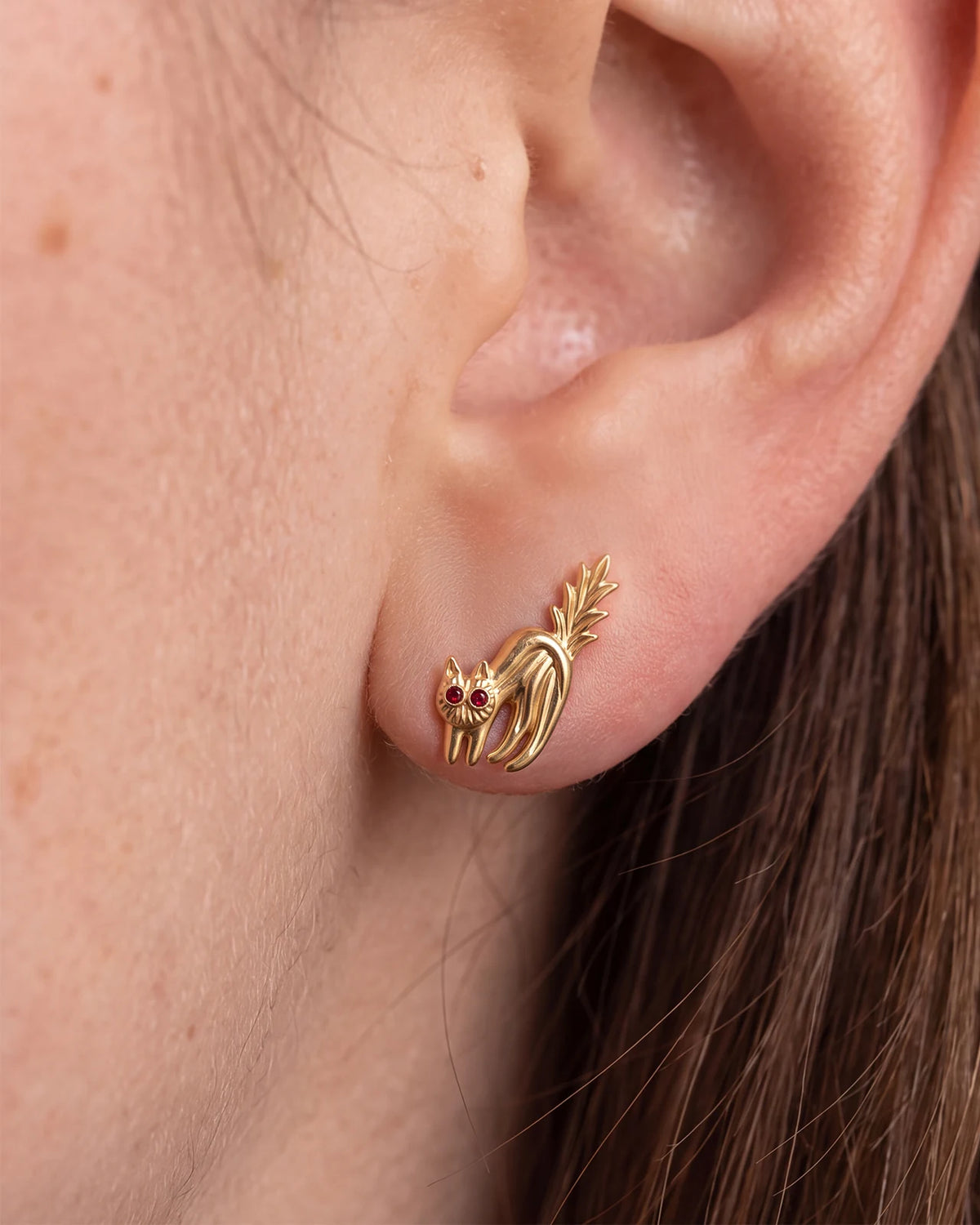 Spooked Kitty Flatback Stud in gold tone with garnet red cubic zirconia eyes - lobe styling